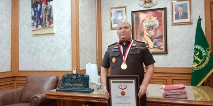 Kajari Kota Bandung Irfan Wibowo Raih Rekor MURI Pembagian KIA Terbanyak, Pidum Humanis dan Pidsus Tajam